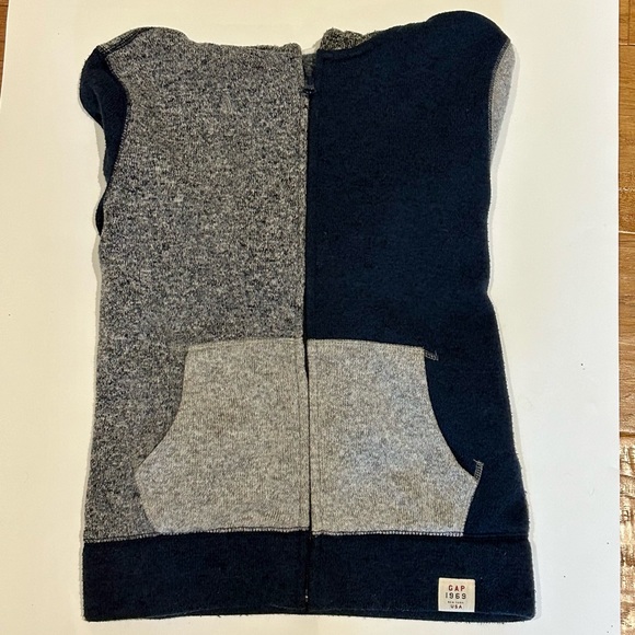GAP Boys zip up sweater/jacket. - Picture 9 of 13
